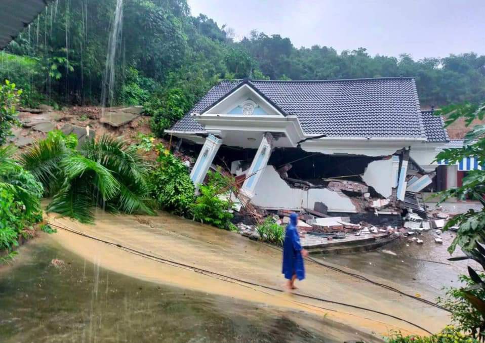 Sau mưa lớn, một biệt thự ở Hà Nội bị đổ sập trong đêm